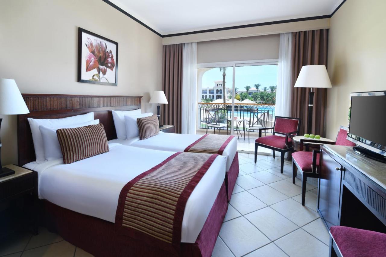 Jaz Mirabel Resort Sharm el Sheikh Esterno foto A room at the Hilton Sharm El Sheikh