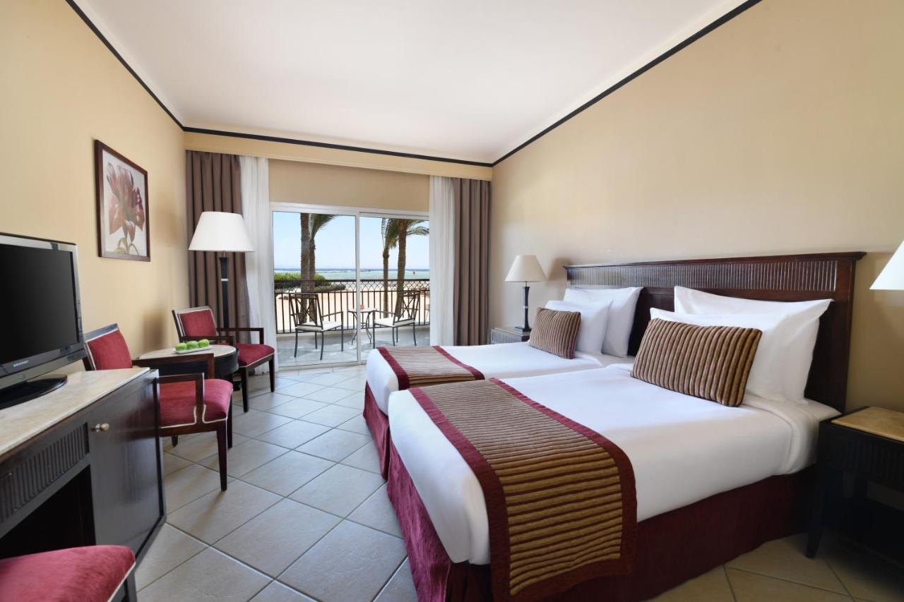 Jaz Mirabel Resort Sharm el Sheikh Esterno foto A room at the Hilton Sharm El Sheikh