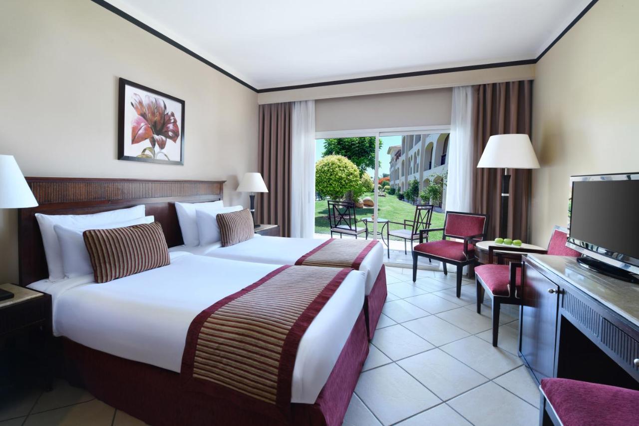 Jaz Mirabel Resort Sharm el Sheikh Esterno foto A room at the Hilton Sharm El Sheikh