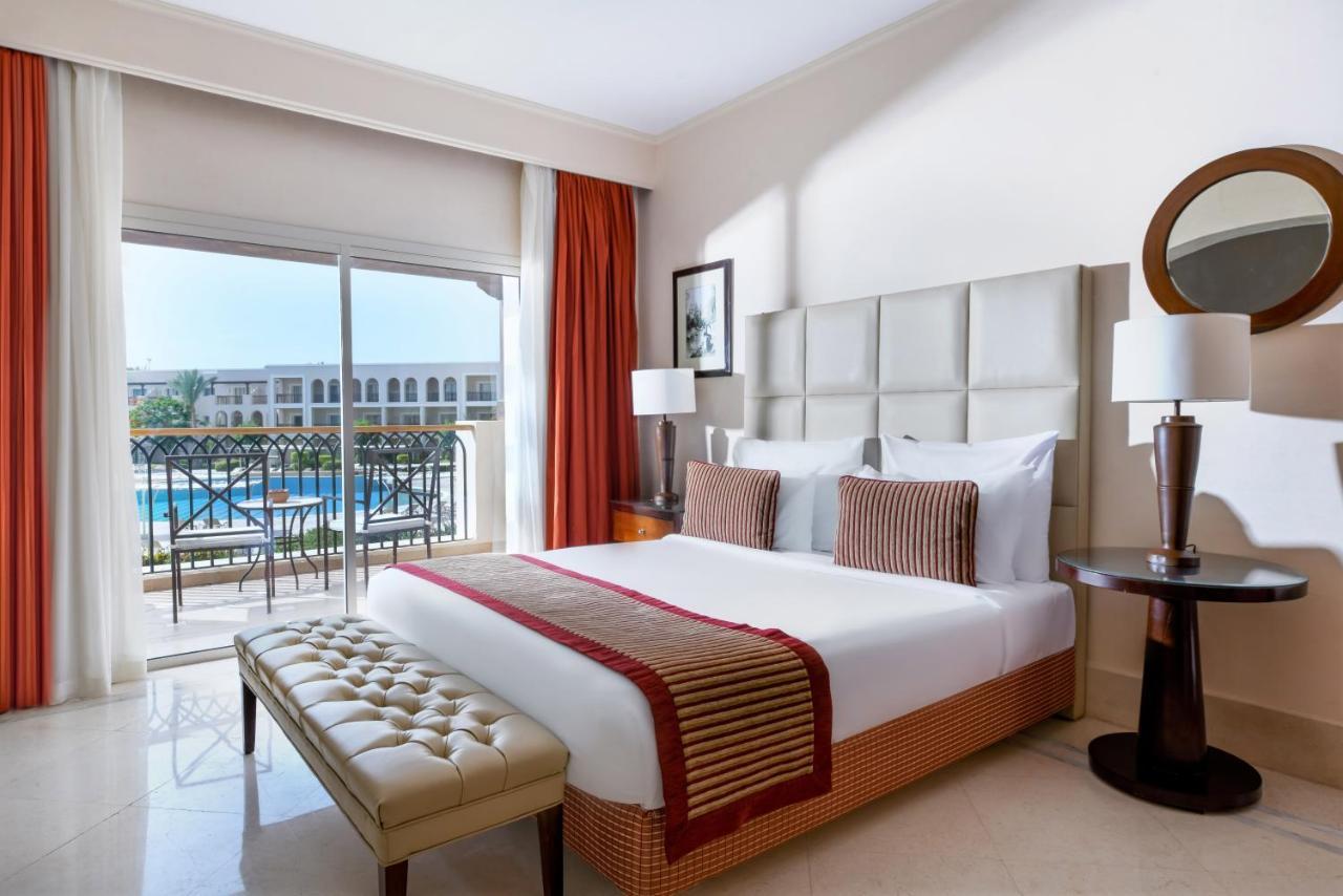 Jaz Mirabel Resort Sharm el Sheikh Esterno foto A bedroom at the Hilton Sharm El Sheikh