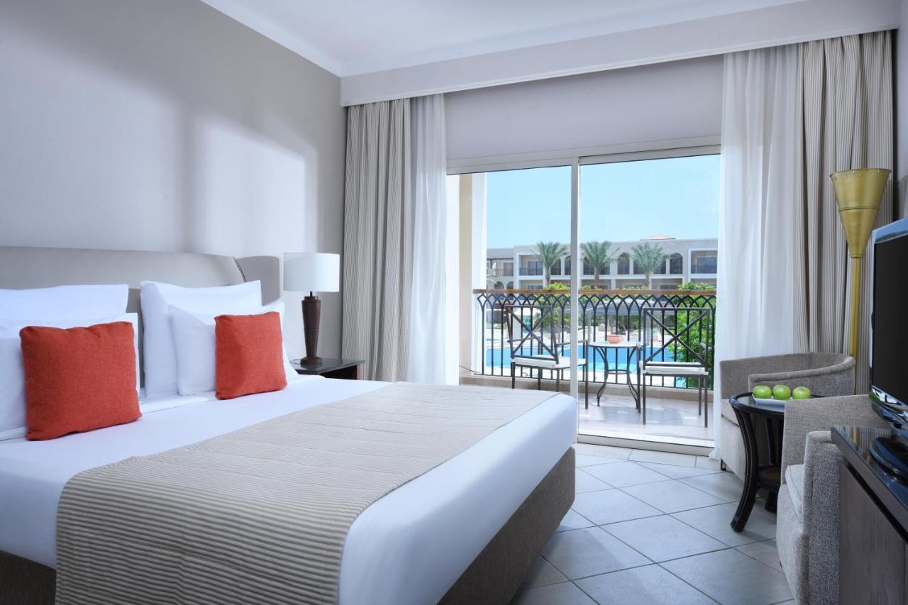 Jaz Mirabel Resort Sharm el Sheikh Esterno foto A room at the Hilton Sharm El Sheikh