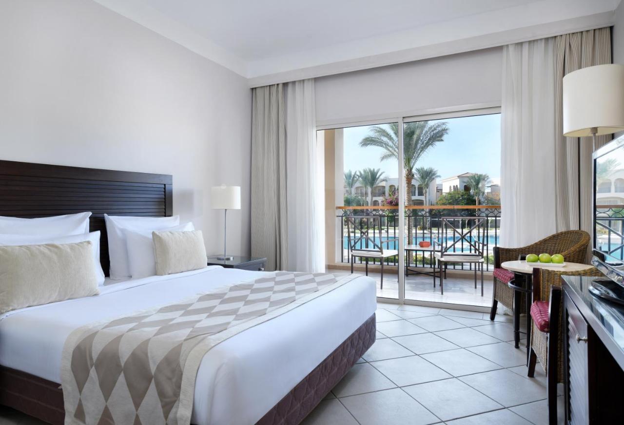 Jaz Mirabel Resort Sharm el Sheikh Esterno foto A room at the Hilton Sharm El Sheikh