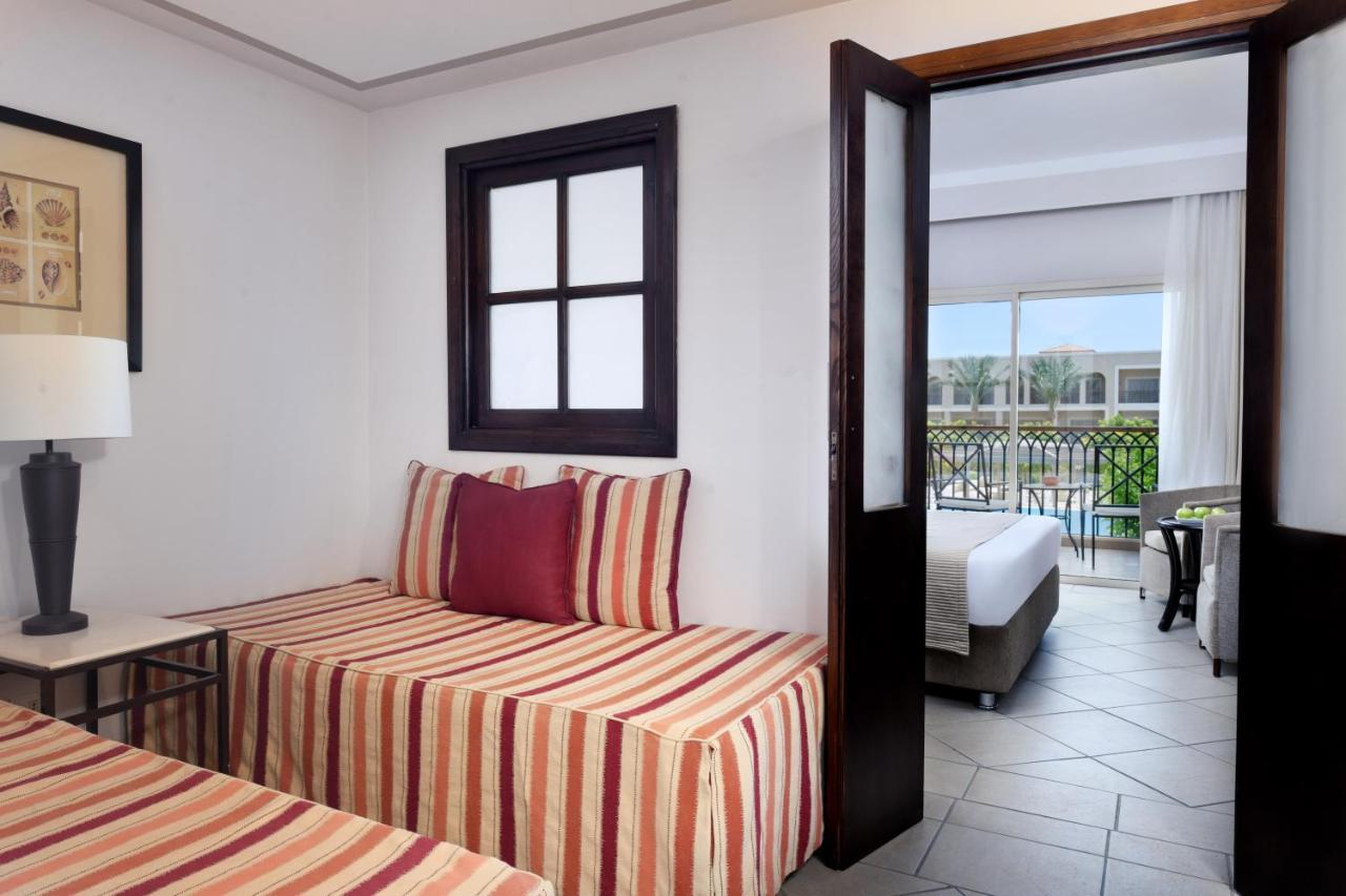 Jaz Mirabel Resort Sharm el Sheikh Esterno foto A suite at the Hilton Sharm El Sheikh Resort