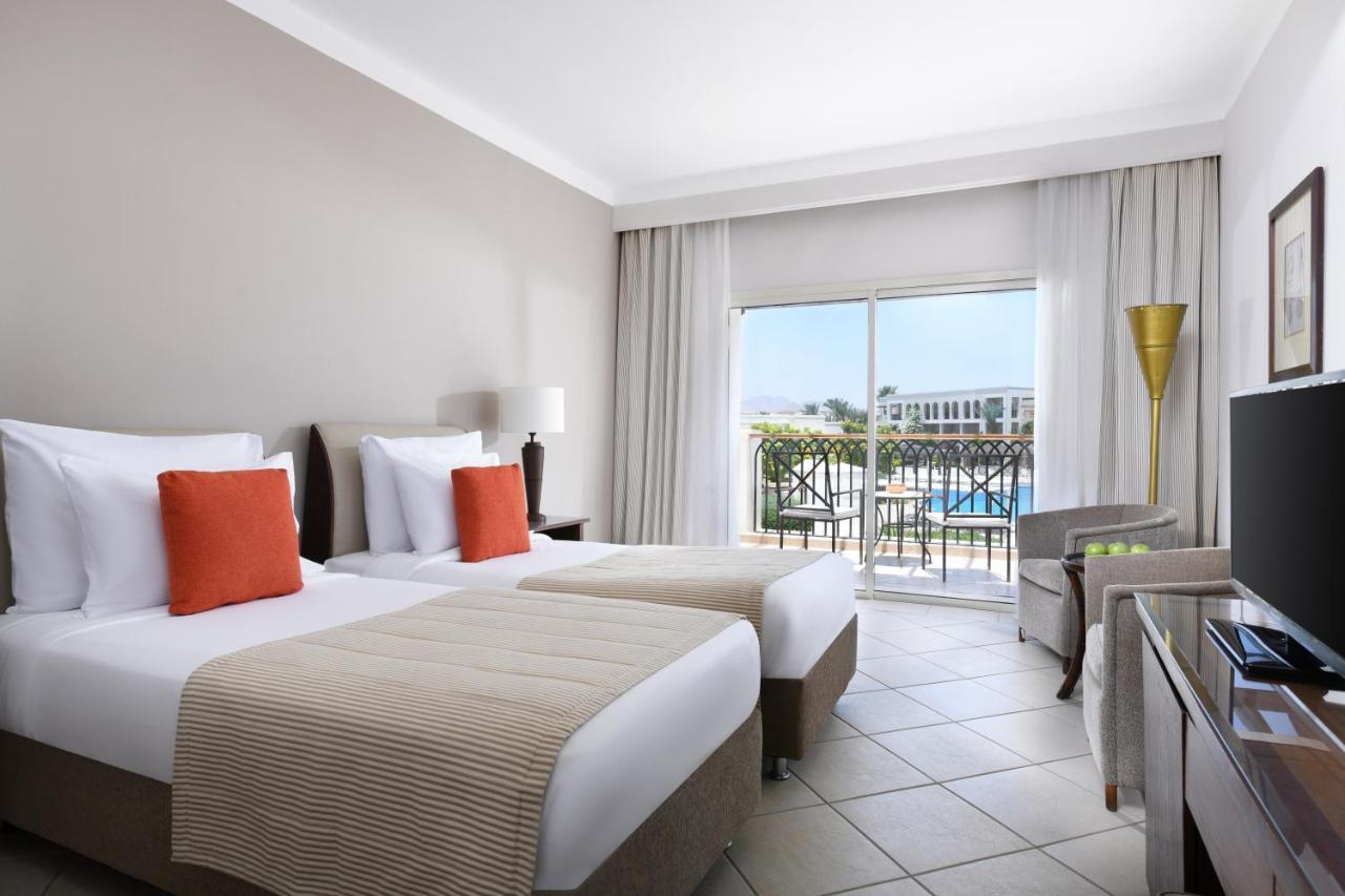 Jaz Mirabel Resort Sharm el Sheikh Esterno foto A room at the Hilton Sharm El Sheikh